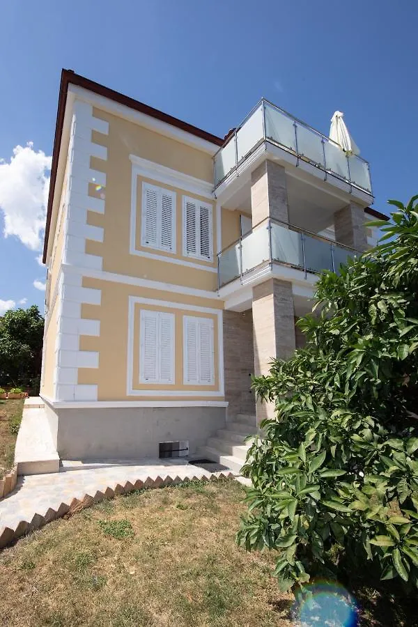 Villa Anna-Potkrovlje 이카