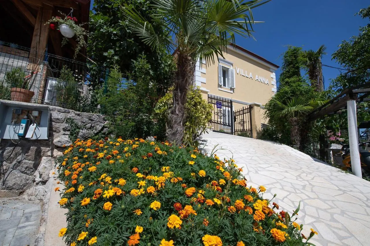 Villa Anna-Potkrovlje Ika 0*,