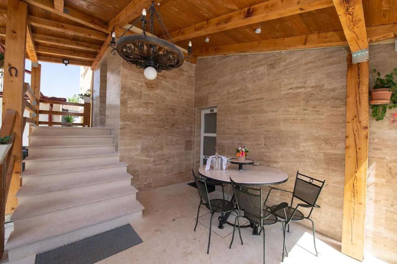 Villa Anna-Potkrovlje Ika Apartamento