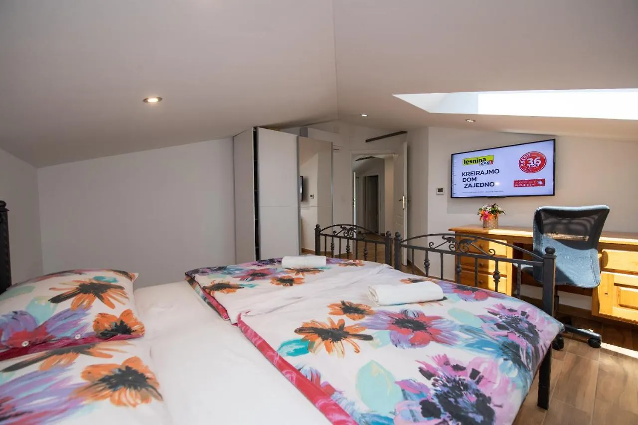 Apartamento Villa Anna-Potkrovlje Ika