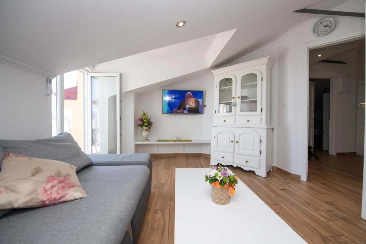 Villa Anna-Potkrovlje Ika Apartment