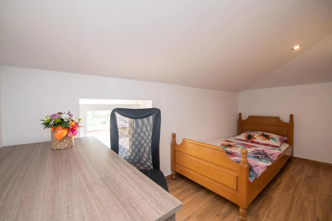 Villa Anna-Potkrovlje Ika Apartment